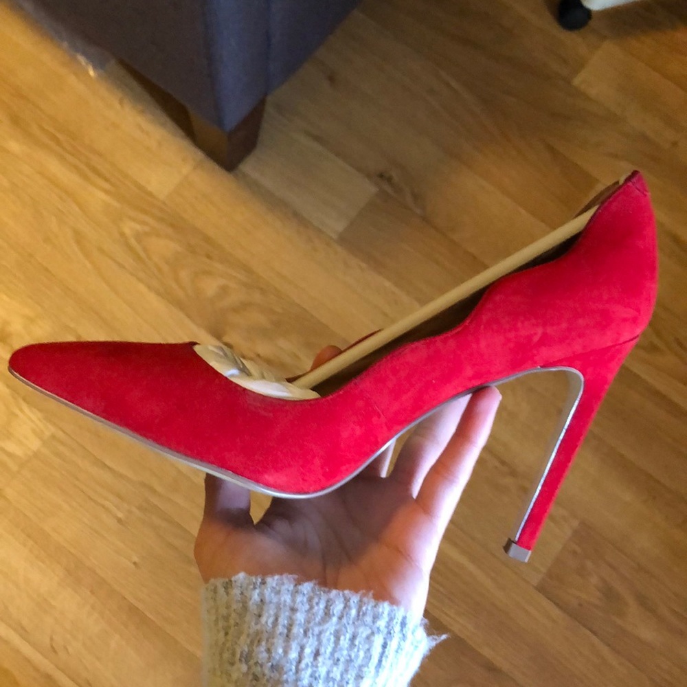 Red scalloped pumps Ava & Aiden